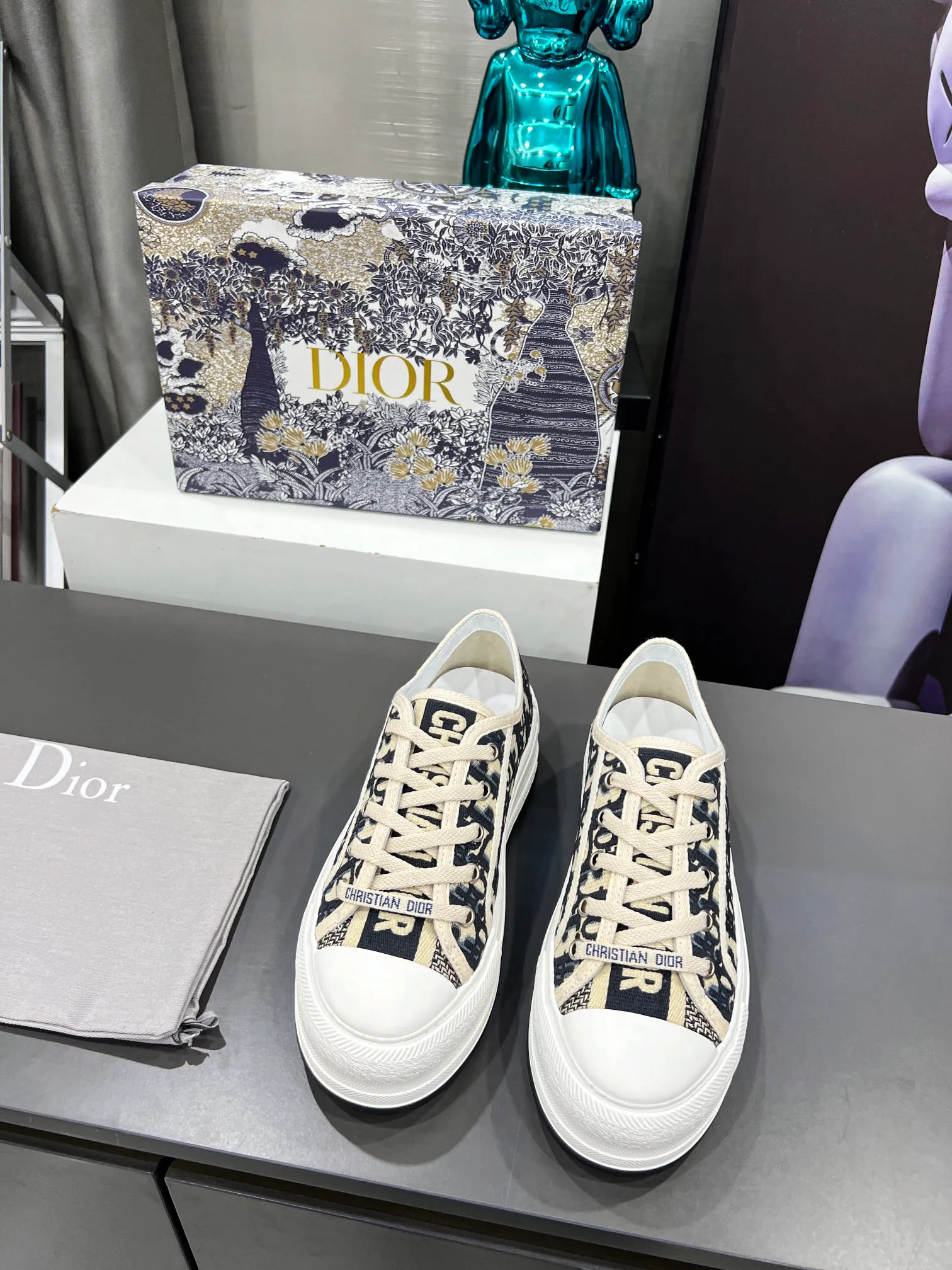 👟👟Ex-factory price 520👟👟 Women's Shoe Factory Dior [Dior] This Walk'n'Dior thick-soled sneaker is a fashionable item that enhances the style of the series. The latest spring show model, the same thick-soled shoes from major stars, super versatile, 1:1 replica of the original, white canvas upper, with comfortable thick sole, tongue and Christian Dior 👟👟factory price aris logo shoelaces. The EVA sole is embellished with Christian Dior's lucky star symbol, adding a chic edge to any casual look. Code number: 35-41